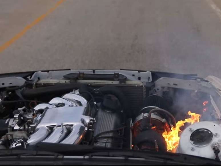 Fogo come&ccedil;ou com vazamento no coletor de escape