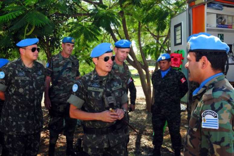 General brasileiro Ajax Porto Pinheiro (ao centro), comandante da Minustah no Haiti, passa orientações para a tropa