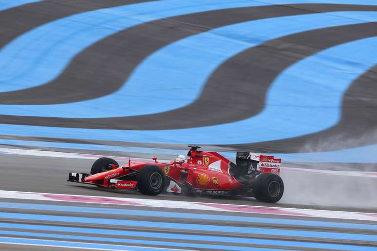 Vettel testa os novos pneus de chuva para a temporada