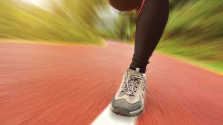 Enquanto trope&ccedil;ar e ser atingido por galho s&atilde;o perigos ao ar livre, movimento repetitivo pode prejudicar usu&aacute;rio de esteira