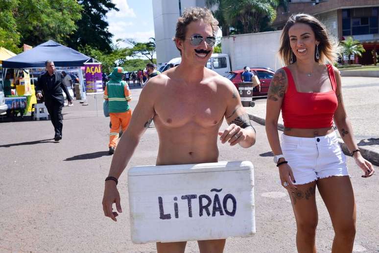 Folião Vitor Martins de Oliveira chega ao bloco Galo Cego fantasiado de  litrão