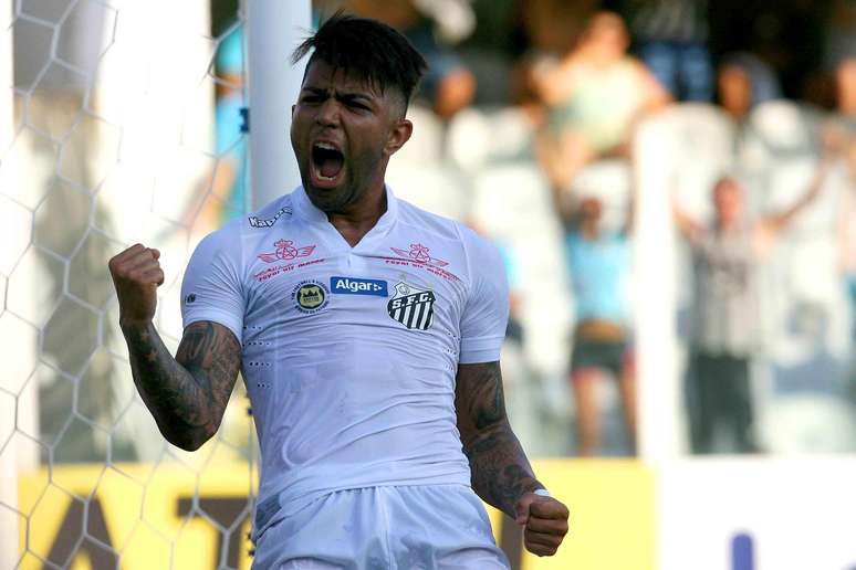 Gabriel, jogador do Santos FC, comemora seu gol durante partida contra o São Bernardo FC, válida pela primeira rodada da primeira fase do Campeonato Paulista 2016.