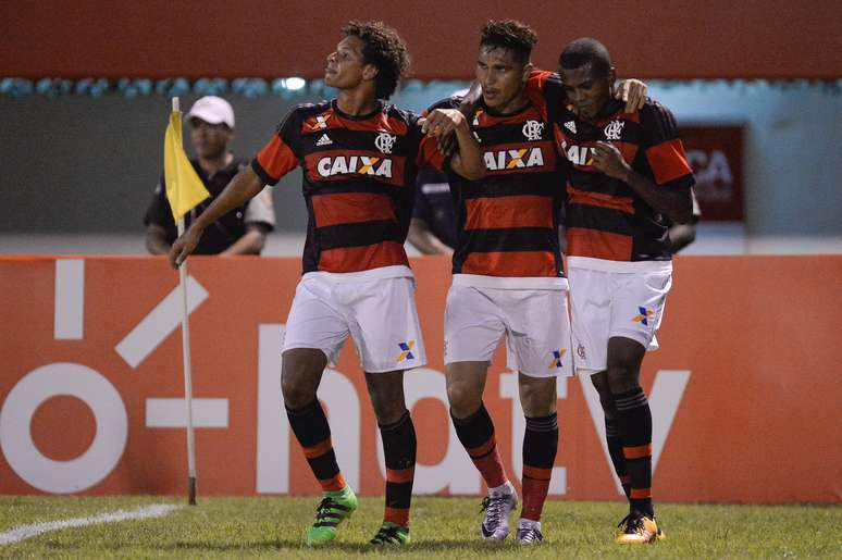 Guerrero, do Flamengo comemora seu gol durante partida do Campeonato Carioca 2016 no Estadio Giulite Coutinho.