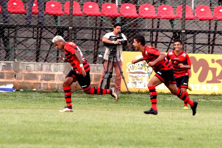 Marcelinho Paraíba (E), jogador do Oeste, comemora seu gol durante partida contra a Ponte Preta, válida pela primeira rodada da primeira fase do Campeonato Paulista 2016.