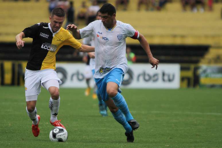 Jogador Willian do Avai disputa bola com jogador Ezequiel do Criciuma durante partida pelo Campeonato Catarinense 2016 no estadio Heriberto Hulse. 