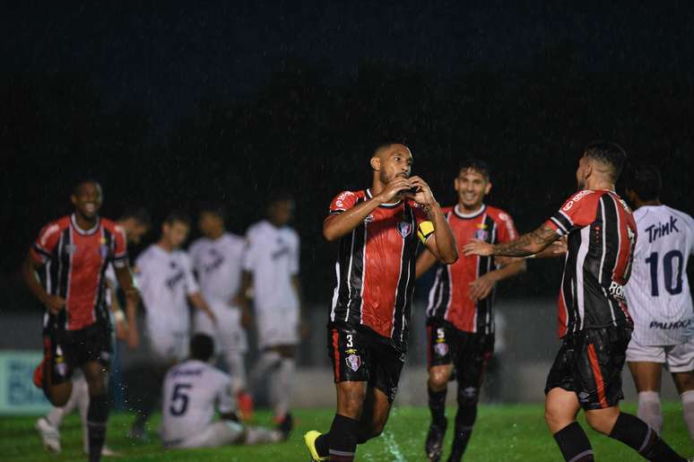 Guarani de Palhoça enfrenta o Joinville, no Estádio Renato Silveira. No final do primeiro tempo aos 43 minutos, o zagueiro Bruno Aguiar abriu o placar para o Joinville.