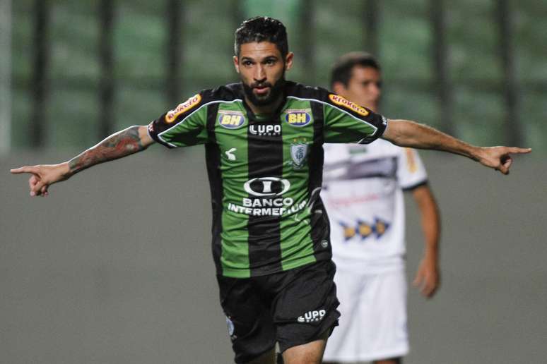 Tony jogador do America-MG,comemora gol no Independência contra o Tupi