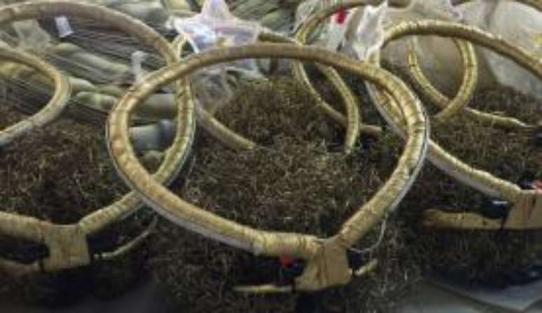 Entre os materiais alternativos usados pelos carnavalescos est&aacute; a palha de a&ccedil;o, que virou alegoria de cabe&ccedil;a de componentes da escola