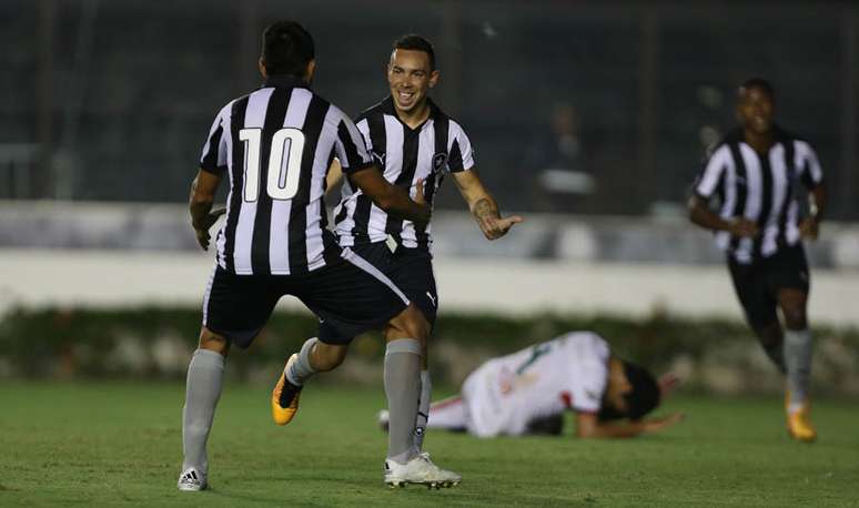 Em sua estreia, meia boliviano saiu do banco durante o segundo tempo e decidiu para o Glorioso aos 40 minutos da etapa final