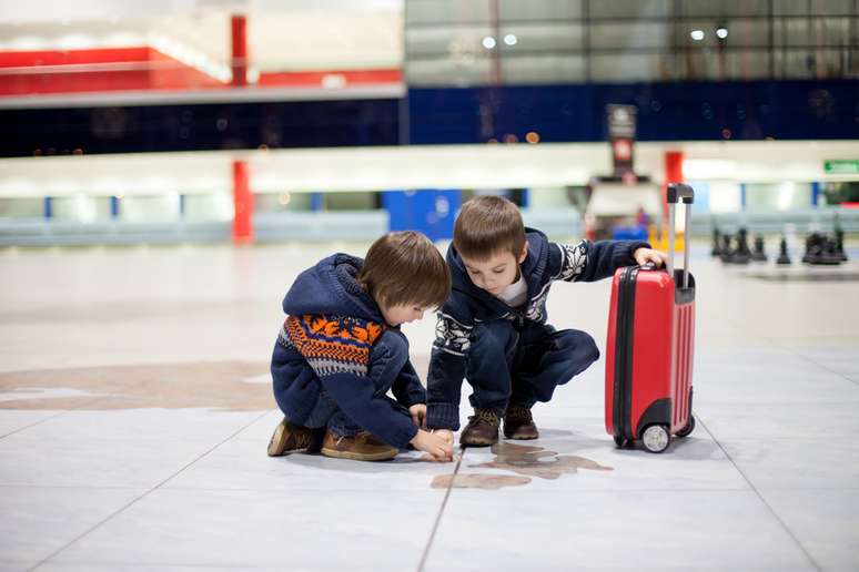 Permiss&atilde;o de viagem com menores - Caso voc&ecirc; v&aacute; levar para um cruzeiro internacional algum menor que n&atilde;o seja seu filho, &eacute; necess&aacute;rio ter uma permiss&atilde;o registrada dos pais. N&atilde;o ter isso pode trazer problemas em alguns pa&iacute;ses. E &eacute; importante at&eacute; que um pai ou m&atilde;e que viaje sozinho com os filhos leve a autoriza&ccedil;&atilde;o do outro
