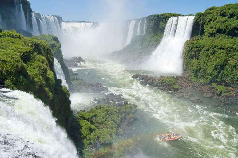 Consideradas uma das sete maravilhas naturais do mundo, as Cataratas do Iguaçu atraem mais de 1 milhão de visitantes por ano