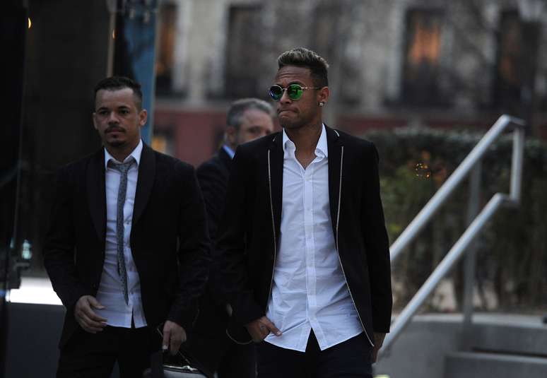 Neymar deixa a Corte Nacional, em Madri, na Espanha, após depor sobre acusação de fraude