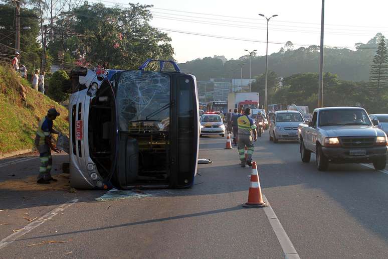 &Ocirc;nibus tomba na Rodovia Raposo Tavares, na pista sentido interior, altura da Granja Viana, em Cotia (SP), na manh&atilde; desta ter&ccedil;a-feira (2).