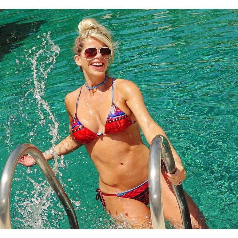 Karina Bacchi arranca elogios dos fãs ao exibir corpão durante banho de piscina