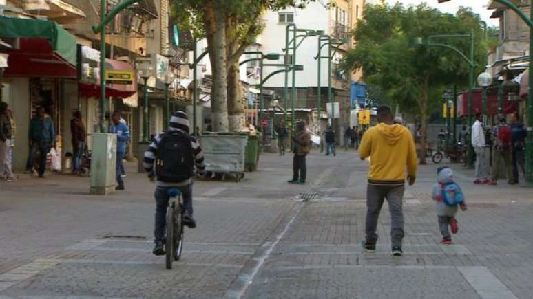 Migrantes em uma rua de Tel Aviv (Foto: BBC)