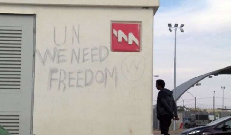 Grafite no centro de detenção de Holot (Foto: BBC)