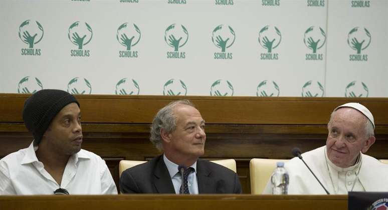 O jogador Ronaldinho ao lado do Papa Francisco e de José María del Corral, presidente da Fundação Scholas Ocurrentes, fundada por Jorge Bergoglio quando era arcebispo de Buenos Aires