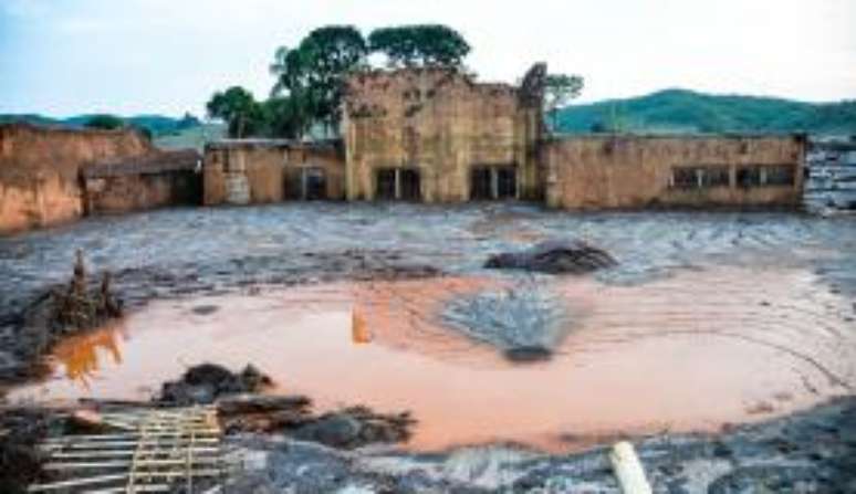 O rompimento da Barragem de Fundão derramou 32 milhões de metros cúbicos de lama de rejeitos de mineração no Rio Doce em Mariana