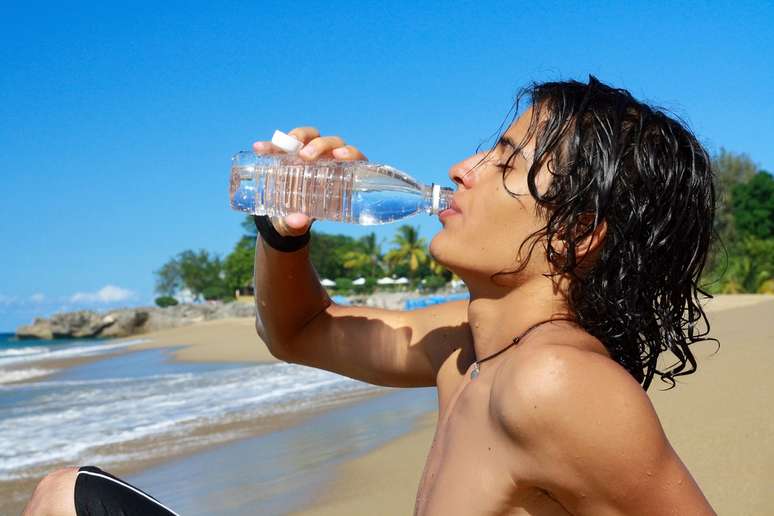 É preciso intercalar água com as bebidas alcoólicas para amenizar o mau hálito aumentando a salivação, detergente natural da boca
 