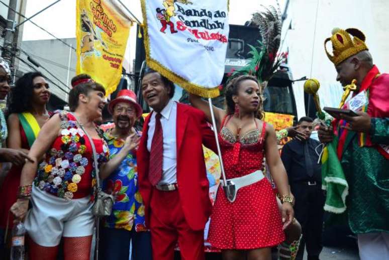 Carnaval de rua de São Paulo deve reunir 2 milhões de foliões. Na foto, a concentração do bloco de carnaval Banda do Candinho & Mulatas, no Bixiga