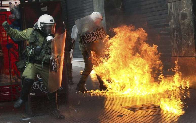 Manifestantes enfrentam a polícia durante protesto em Atenas