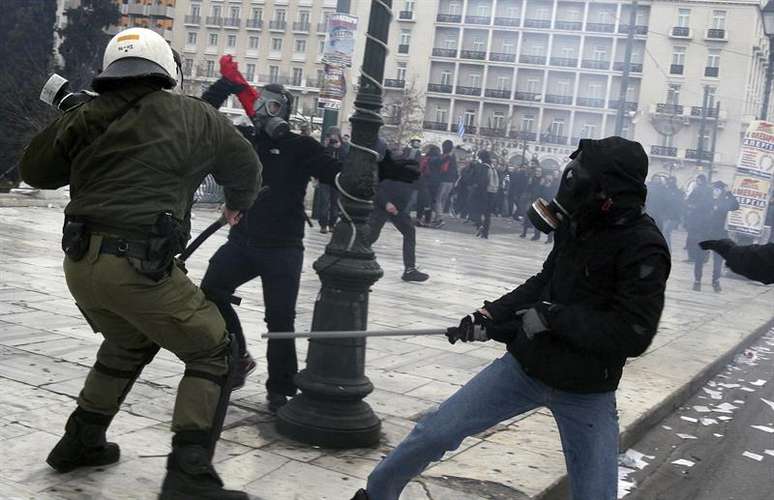 Manifestantes enfrentam a polícia durante protesto em Atenas