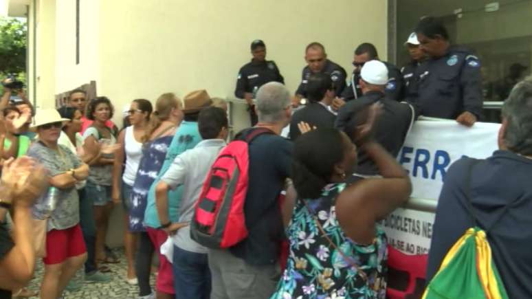 Funcionários públicos de Cabo Frio em greve: queda na arrecadação com o petróleo minou as receitas da cidade