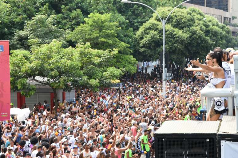 Este foi o segundo ano que o bloco desfilou na Avenida 1ª de Março, depois de 96 anos consecutivos desfilando na Avenida Rio Branco, que está em obras