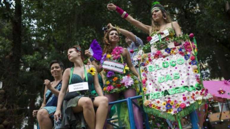 Bloco feminista no Rio ironizou o machismo com fantasias e cartazes