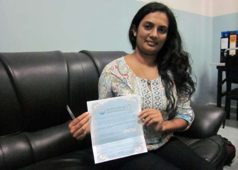 Viswani Pasadi mostra o certificado de doadora do Banco Nacional de Olhos (Foto: BBC)