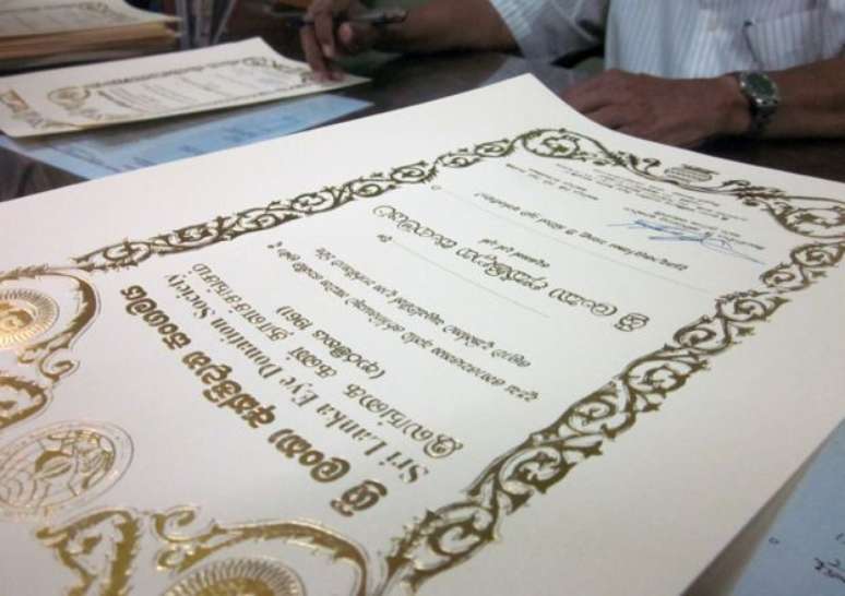 Certificados entregues pela Socidade de Doação de Olhos aludem a ensinamento budista (Foto: BBC)