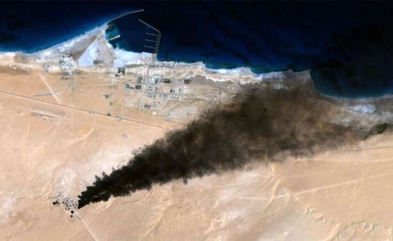 EI fez ataques a depósitos de petróleo perto de Ras Lanuf, cidade vizinha a Sirte (Foto: Landsat)