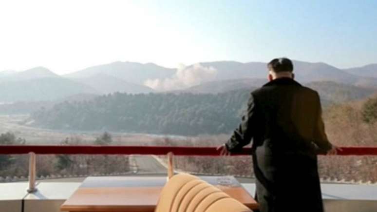 Kim Jon-un observa a partida do foguete, em imagem distribuída pela TV estatal