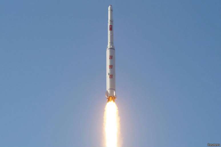 A agência estatal de notícias da Coreia do Norte publicou imagens do lançamento do míssil de longo alcance