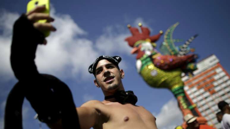 Desfile do bloco Galo da Madrugada é um dos pontos altos do carnaval da capital pernambucana