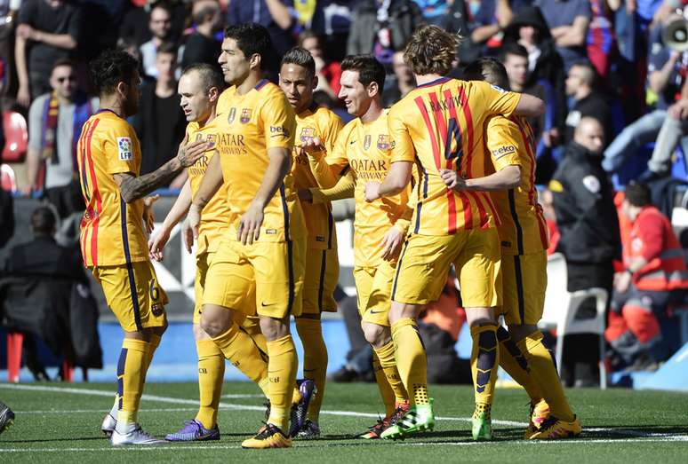 Com gols de Navarro, contra, e Suárez, nos acréscimos, time catalão fez 2 a 0 no Levante, na manhã deste domingo, em Valencia, deixando o Atlético de Madrid para trás