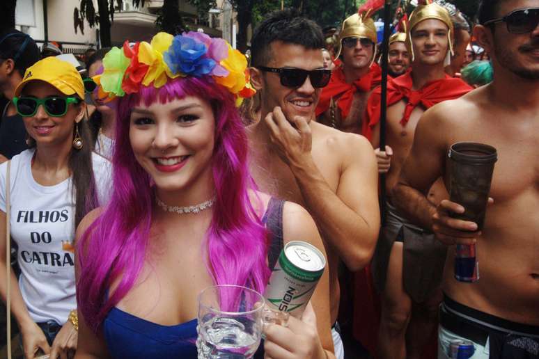 Desfile do bloco Areia no bairro do Leblon, zona sul do Rio de Janeiro, na manhã de domingo (7)