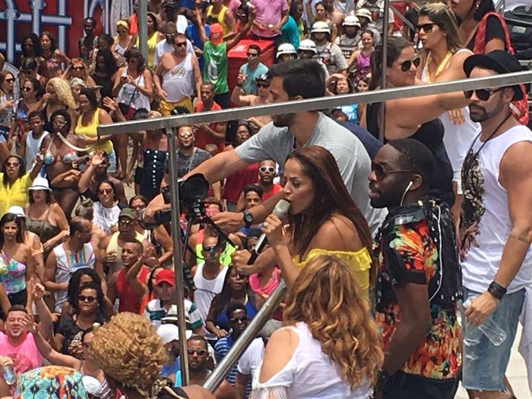 Carla Cristina substitui Ivete no último dia de folia