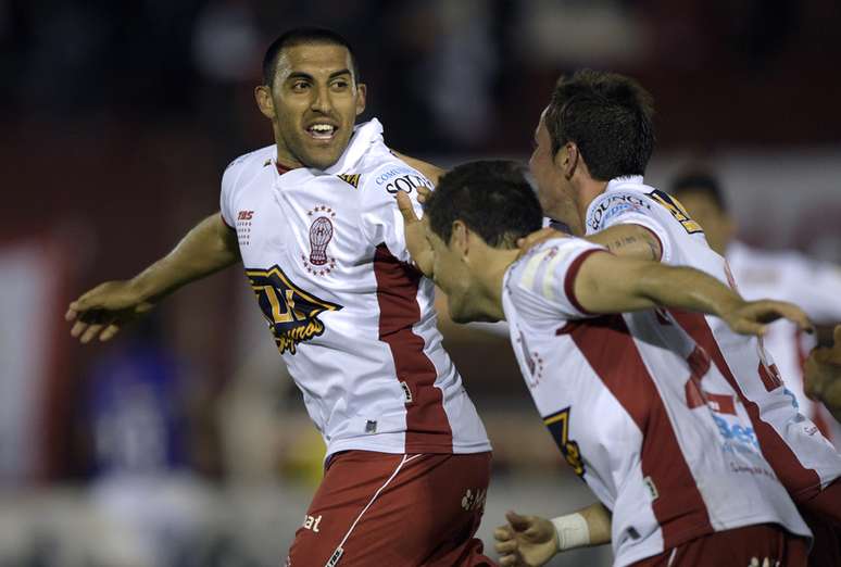 Mesmo jogando mal e com um a menos, argentinos acham gol aos 47 da etapa final  e, mesmo perdendo por 2 a 1, se beneficiam do regulamento (venceram em casa por 1 a 0) e eliminam Caracas  na Venezuela