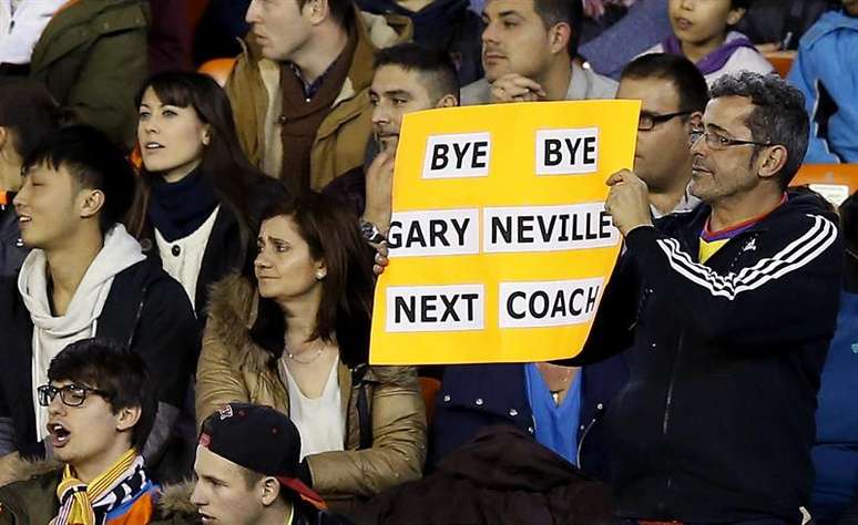 Torcida do Valencia já dá adeus ao técnico Gary Neville