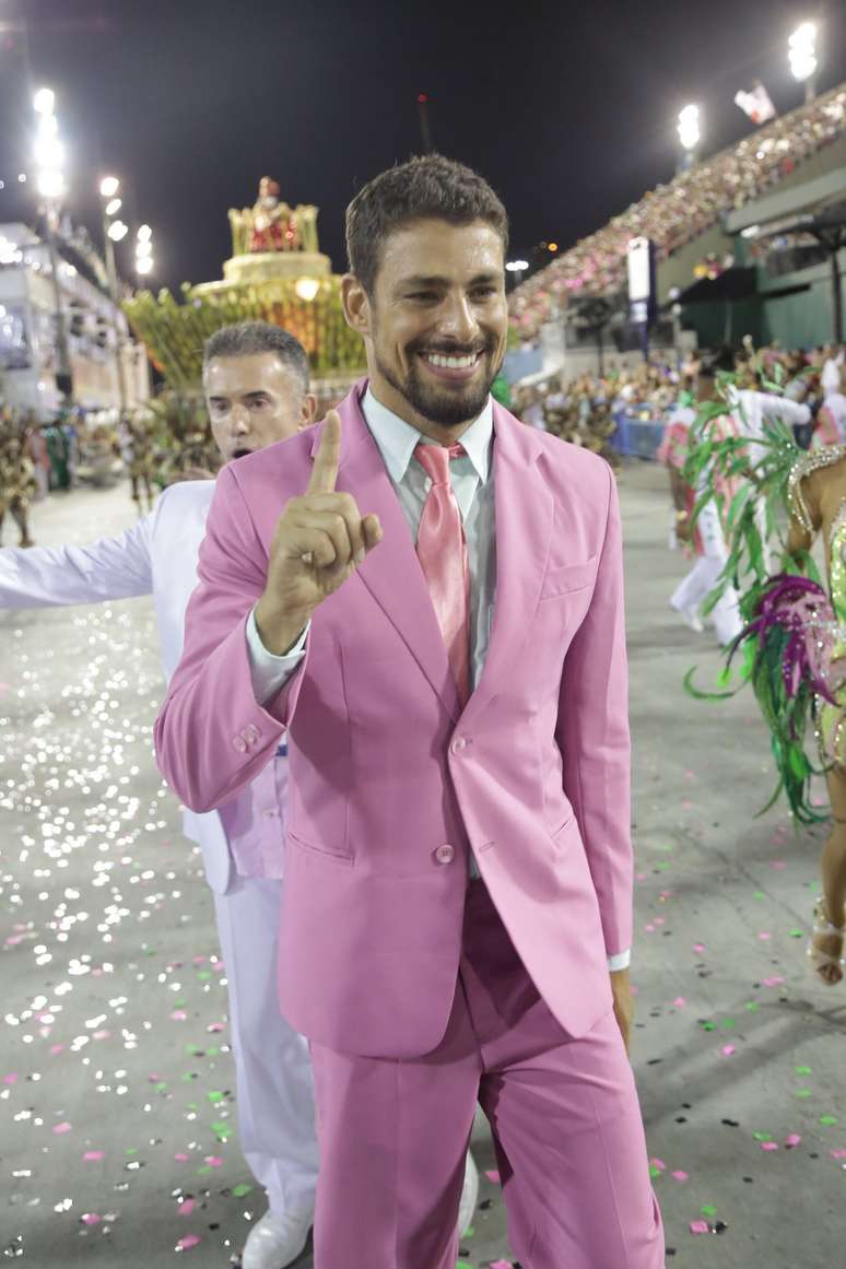 O ator Cauã Reymond desfilou com a verde e rosa