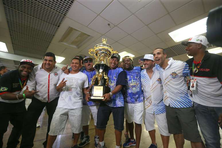 Integrantes da diretoria da Império da Casa Verde recebem o troféu de campeão do Grupo Especial do Carnaval de São Paulo