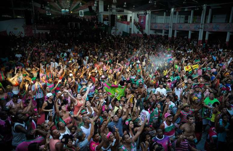 Mangueirenses comemoram na quadra da escola o título de campeã no carnaval de 2016 do Grupo Especial do Rio