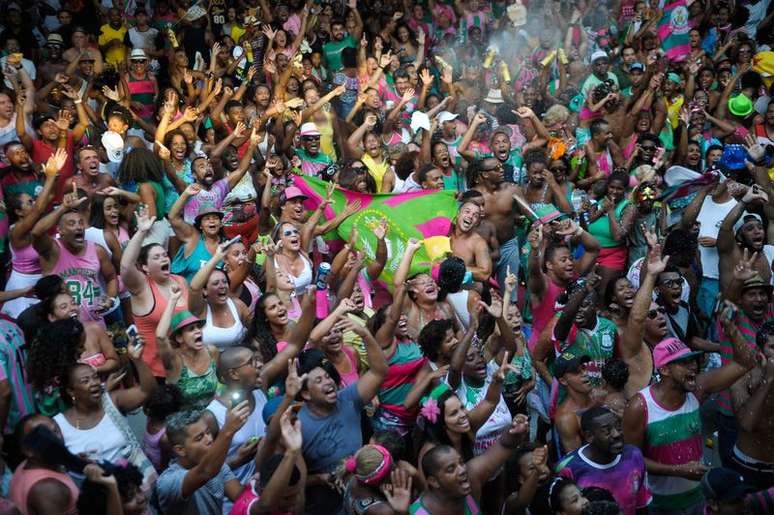 Mangueirenses comemoram na quadra da escola o título de campeã no carnaval de 2016 do Grupo Especial do Rio 