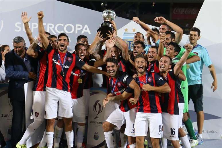 Jogadores e comissão técnica do San Lorenzo fazem a festa ao receberem o troféu de campeão da Supercopa Argentina