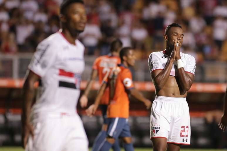 Thiago Mendes lamenta noite de fraca pontaria do ataque do São Paulo