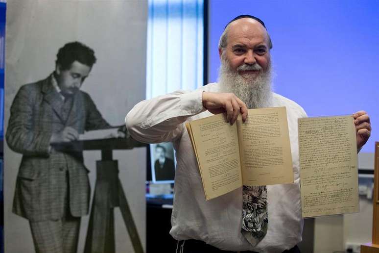 Chefe do arquivo da Universidade de Jerusalém mostra os manuscritos originais de Einstein sobre as ondas gravitacionais.