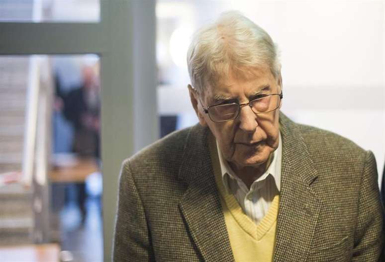 Reinhold Hanning, durante julgamento por ter participado de mortes no campo de concentração de Auschwitz