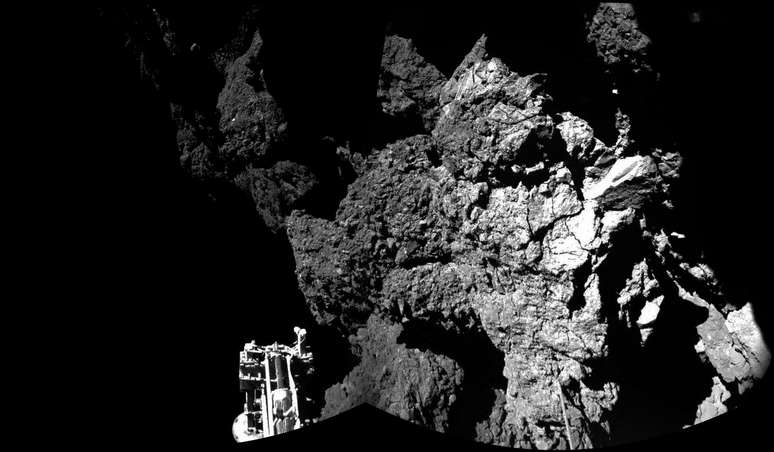 Imagem do cometa 67/P Churyumov-Gerasimenko onde está pousado o módulo Philae da sonda Rosetta