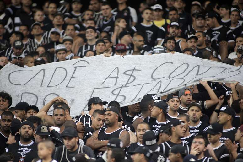 Torcedores abrem faixa de protesto no Itaquerão durante partida entre Corinthians e Capivariano pelo Campeonato Paulista 2016